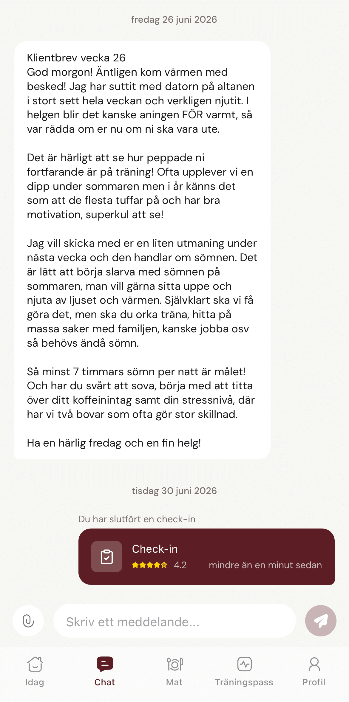 Skärmbild från appen: chatten med Madeleine och teamet, med veckans klientbrev och en check-in
