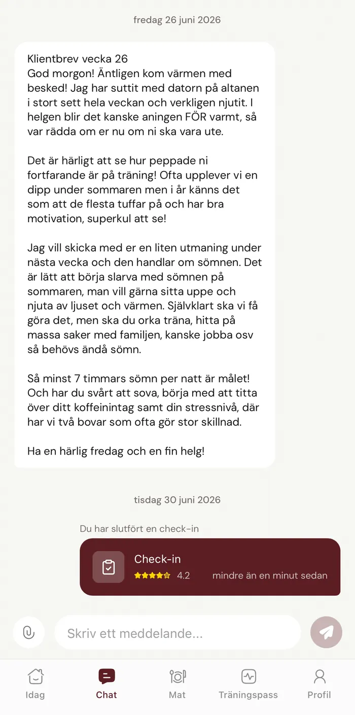 Skärmbild från appen: chatten med Madeleine och teamet, med veckans klientbrev och en check-in